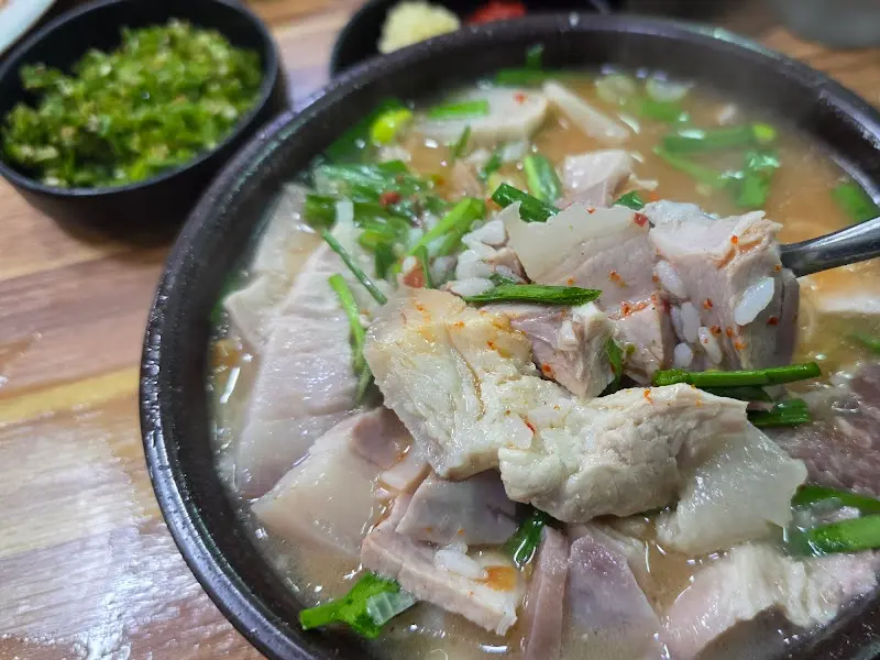 숟가락으로 고기를 들어올린 모습