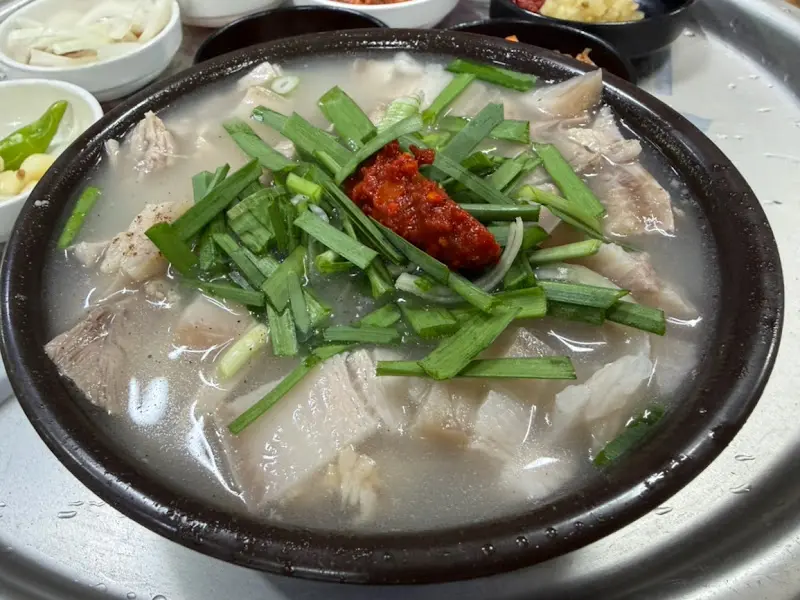 돼지국밥 한 상 차림