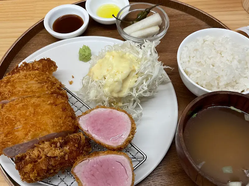 토모카츠 한상차림 전체샷