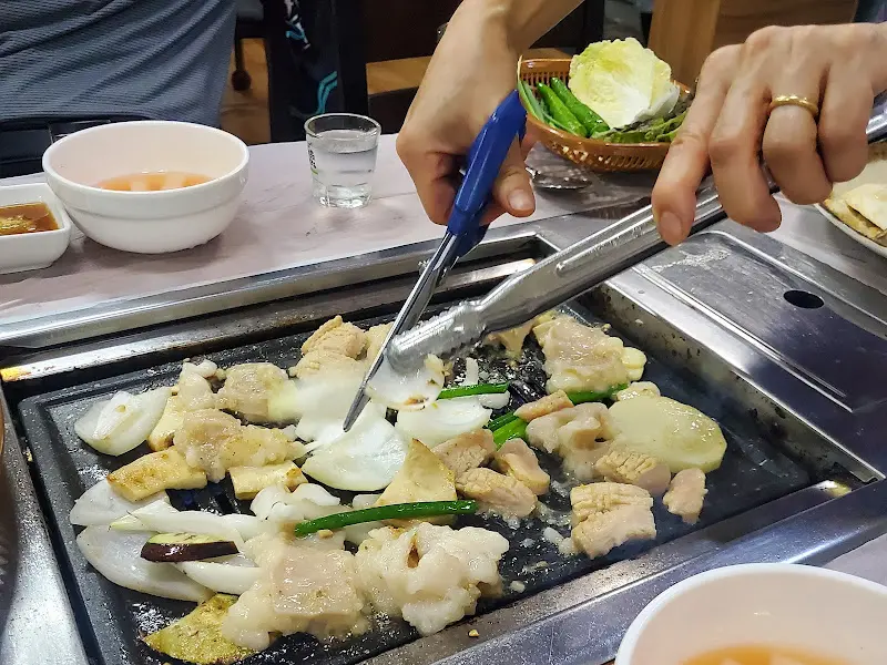 곱창 자르는 모습