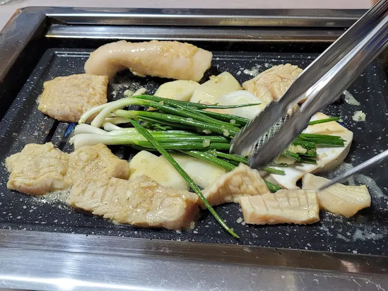 불판 위 곱창과 채소