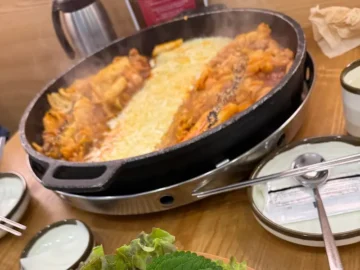 서면 밤거리를 붉게 물들이는, 장인닭갈비에서 맛보는 부산의 매운 행복 맛집