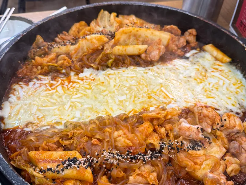 닭갈비와 라면 사리, 치즈의 조화