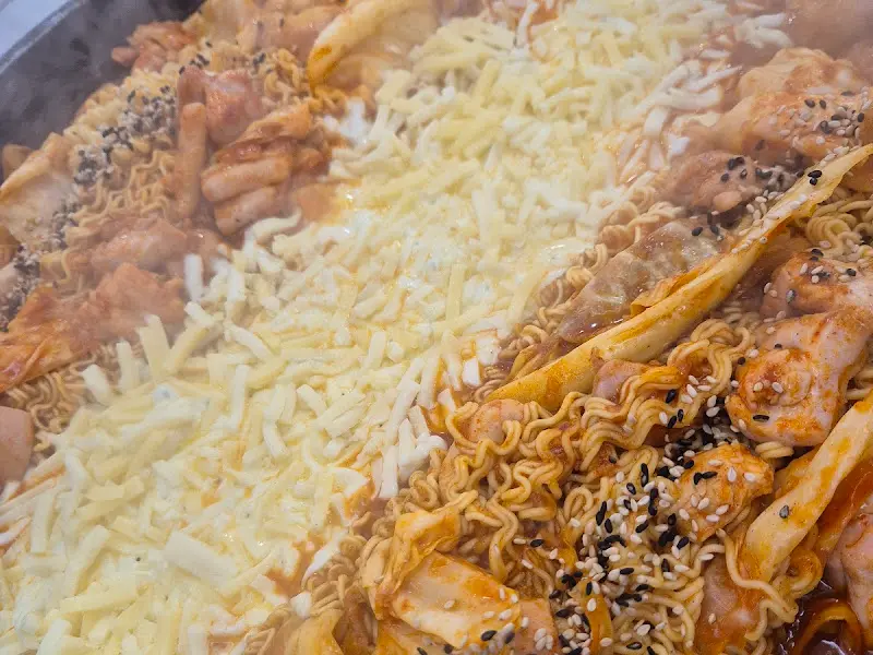 닭갈비와 라면, 치즈의 환상적인 조화