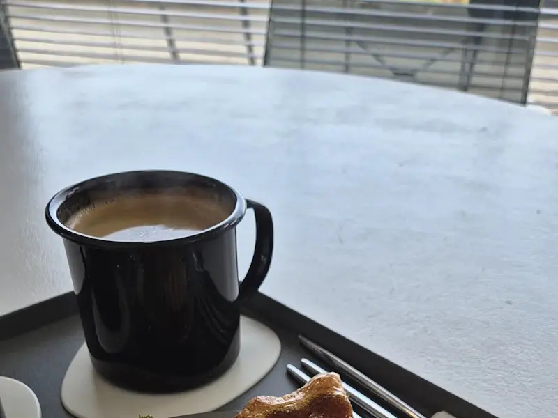 키쉬와 함께 즐기는 다크 아메리카노