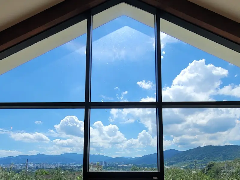 통유리창 너머로 보이는 사과밭 풍경