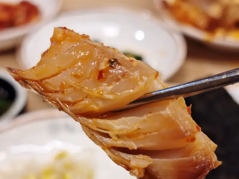 젓가락으로 집어 올린 고등어구이