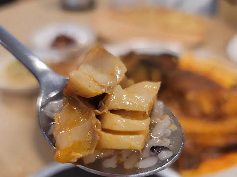 밥 위에 올려진 조림