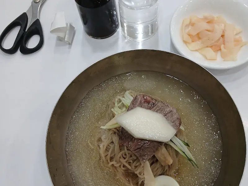 테이블에 놓인 물냉면
