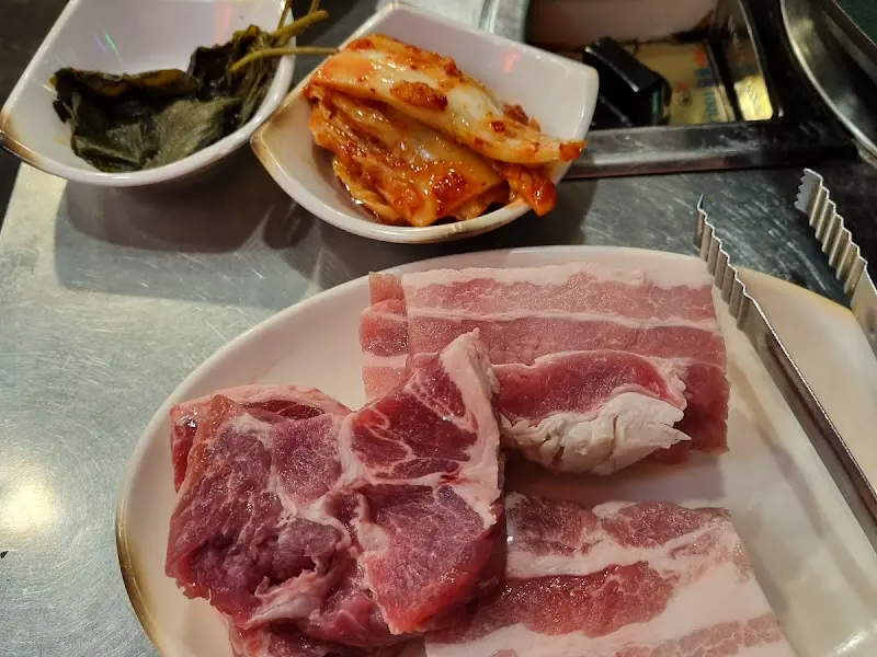 신선한 삼겹살과 밑반찬