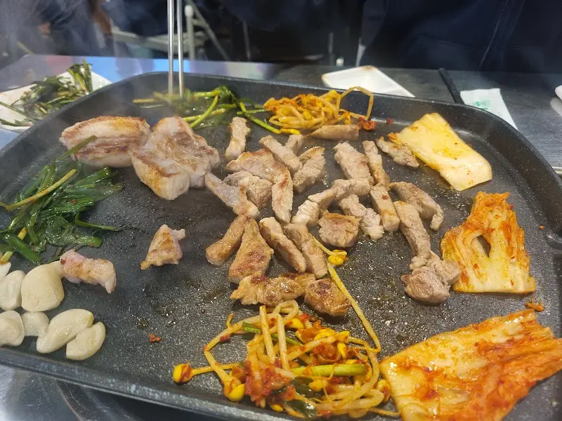 불판 위에서 익어가는 고기