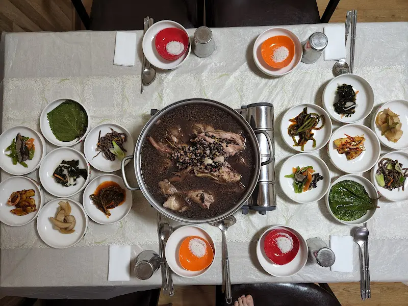 테이블 가득 차려진 백숙 한 상