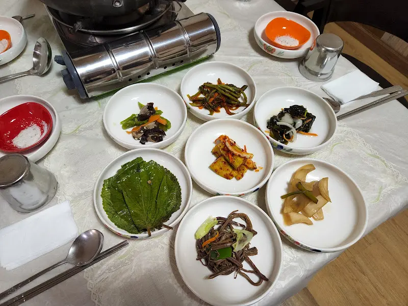 백숙과 함께 제공되는 다양한 밑반찬