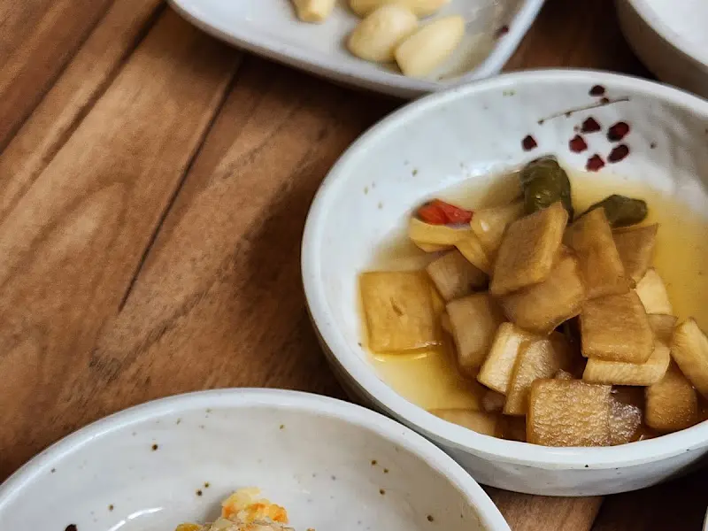 짚불로의 다양한 밑반찬 클로즈업