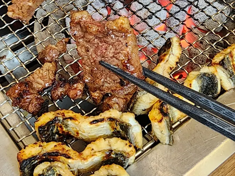숯불 위에서 익어가는 우대갈비와 장어