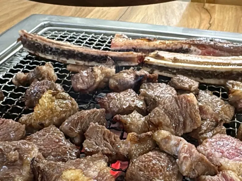 숯불 위에서 익어가는 우대갈비