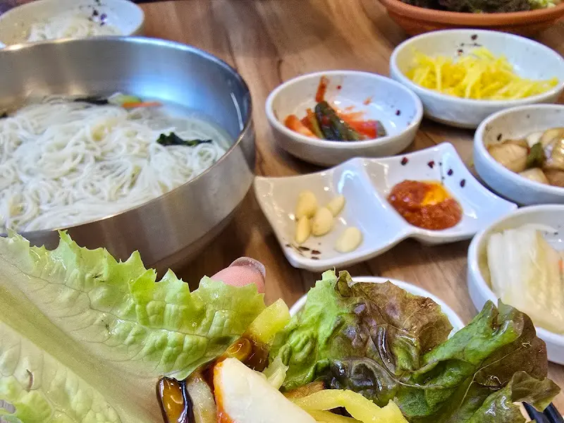 짚불로에서 구워지고 있는 장어