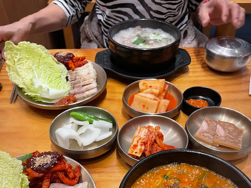 푸짐한 순대국보쌈 정식 한 상 차림