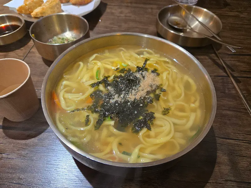 놋그릇에 담긴 칼국수