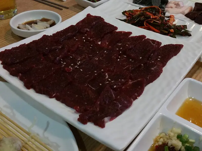 윤기가 흐르는 뭉티기의 클로즈업 샷