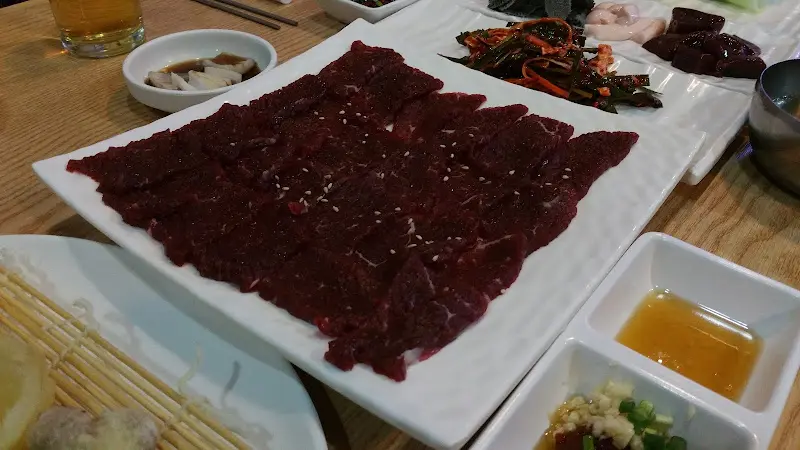 뭉티기의 질감을 생생하게 담아낸 사진