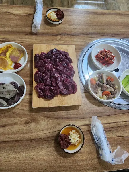 나무 도마 위에 뭉쳐져 있는 뭉티기의 모습