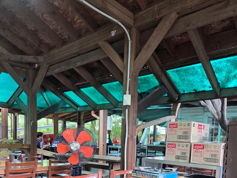 야외 테이블 전경