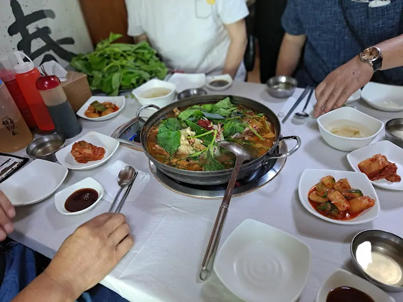 테이블 위에 놓인 복어탕