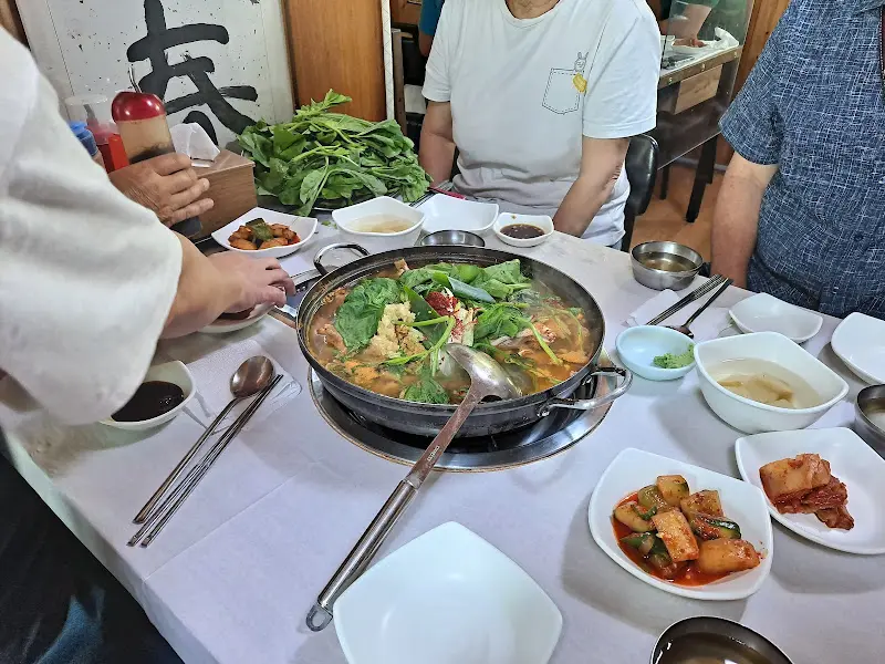 복어탕을 먹는 사람들