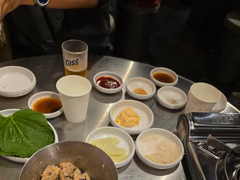 다양한 소스와 밑반찬