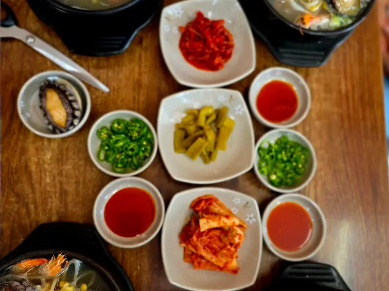 다채로운 색감의 밑반찬