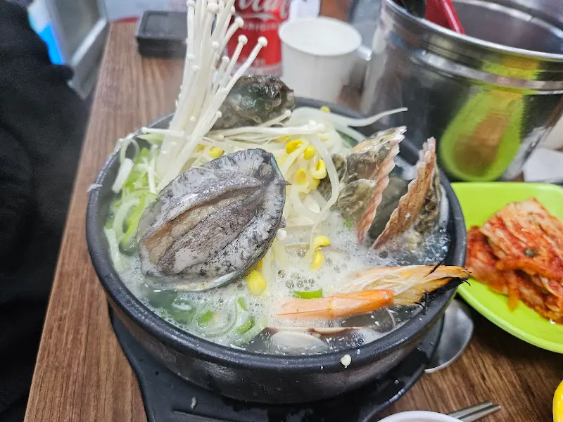 전복뚝배기의 클로즈업 샷