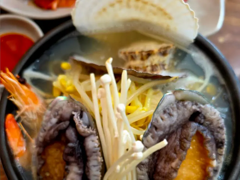 전복뚝배기의 근접 촬영