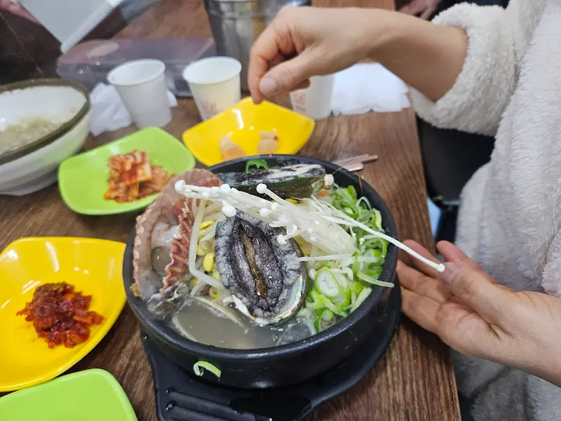 뚝배기에 청양고추를 넣는 모습