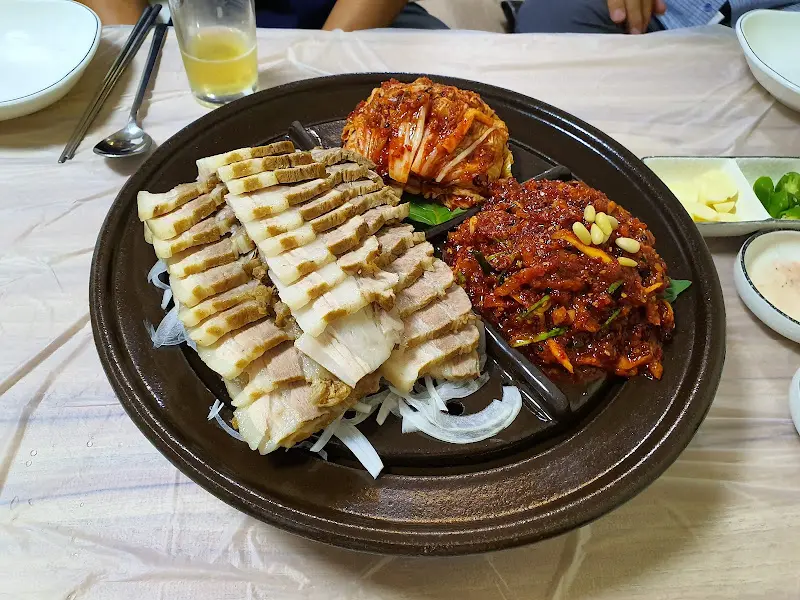 윤기가 흐르는 보쌈과 매콤달콤한 무말랭이