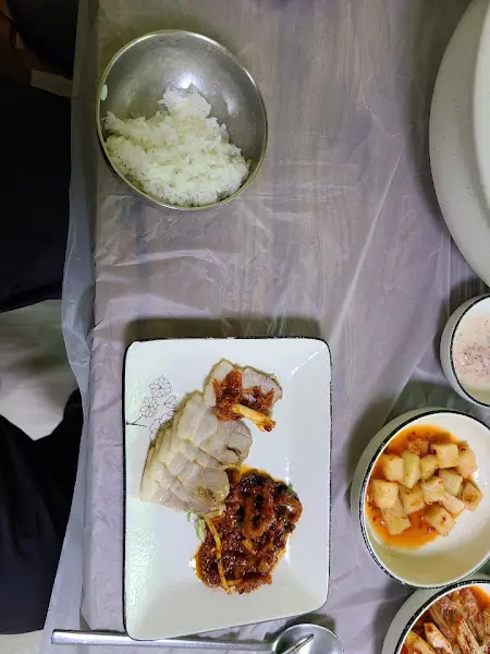 밥 위에 보쌈 한 점