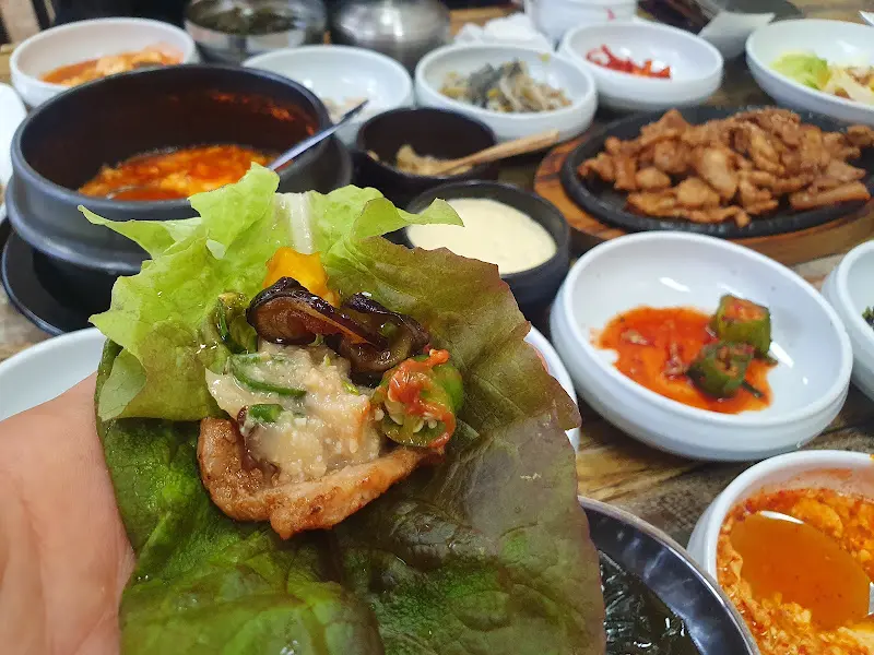 쌈 싸먹는 모습