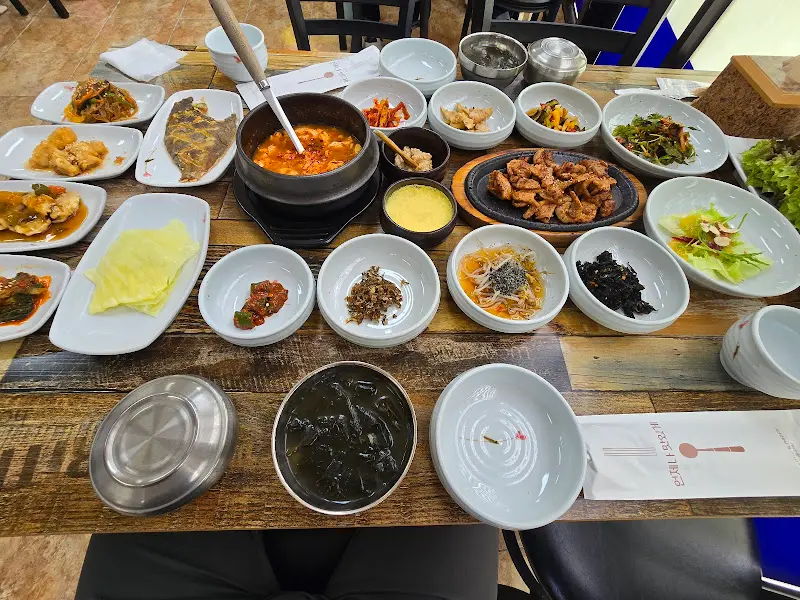 한상 가득 차려진 모습