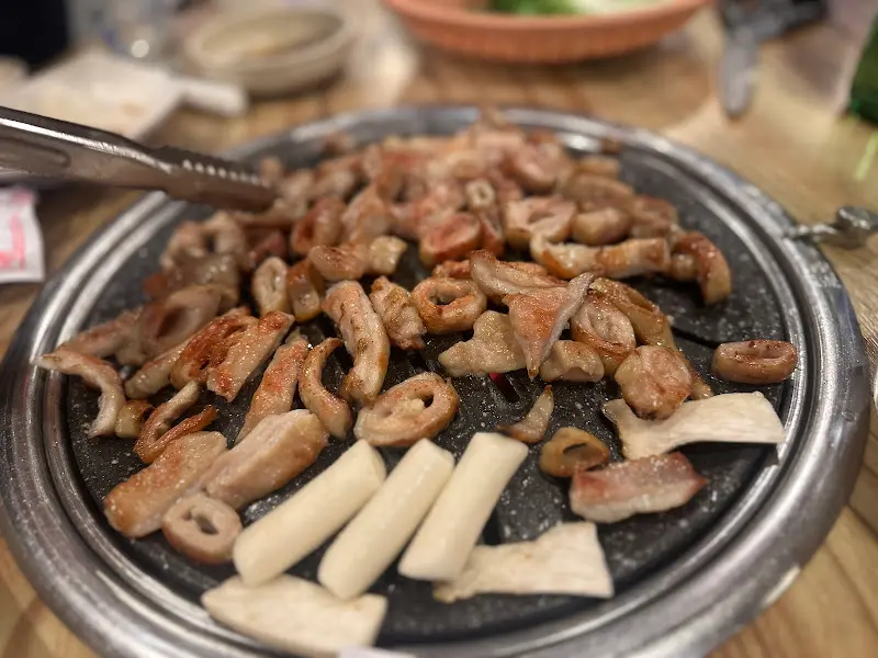 불판 가득 채운 막창과 떡