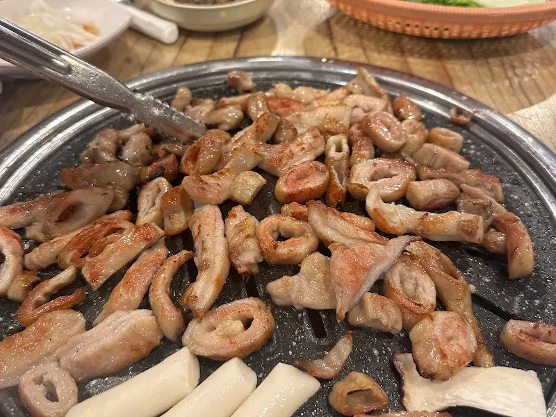 전문가의 손길로 구워지는 막창