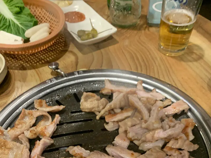테이블 가득 차려진 밑반찬과 막창