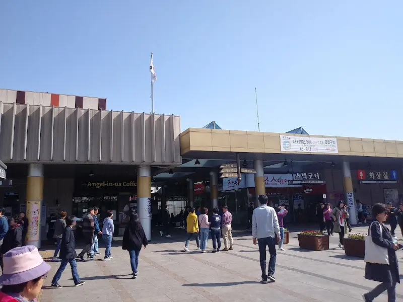 휴게소 건물 전경