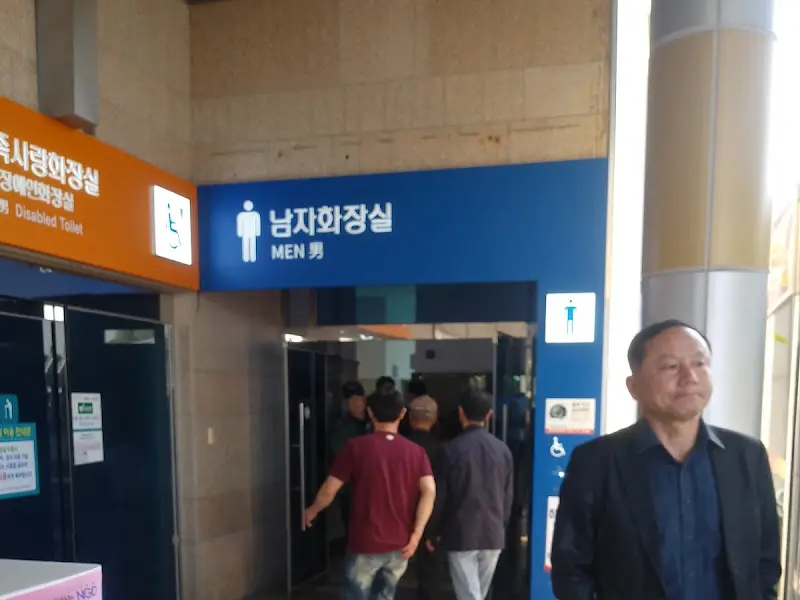 화장실 안내 표지판