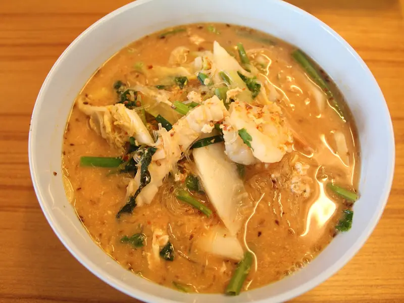 따끈하고 향긋한 똠얌꿍의 모습