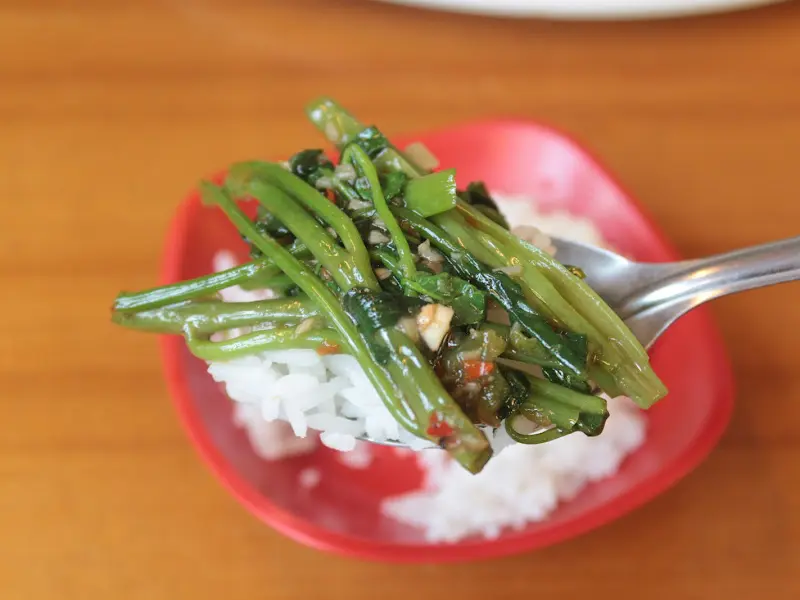 밥 위에 텃만꿍을 올려 한 입 가득