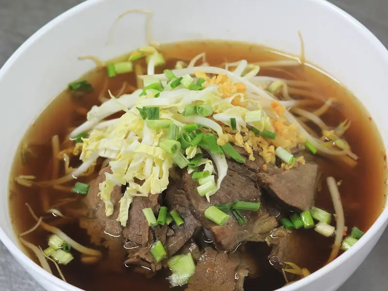 따뜻한 태국식 소고기 국수