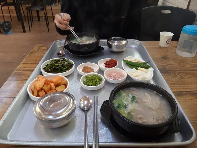 돼지국밥 한 상 차림