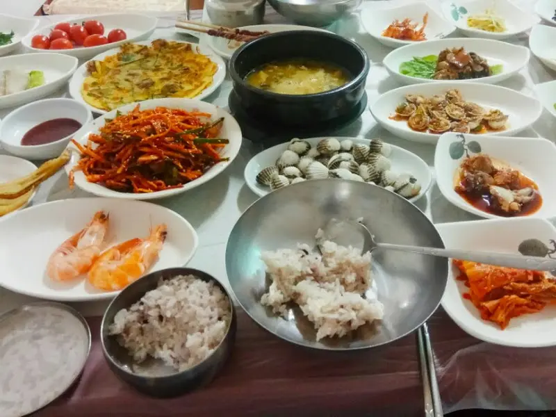 상다리 휘어지는 꼬막정식 한 상 차림