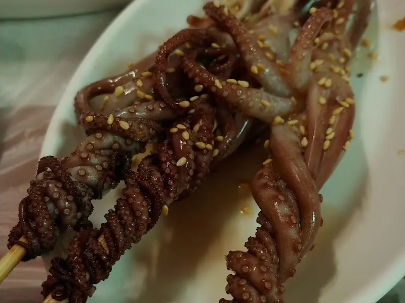 윤기가 흐르는 꼴뚜기 꼬치