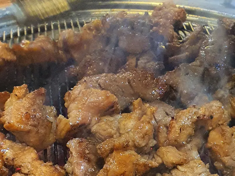 숯불 위에서 익어가는 갈비